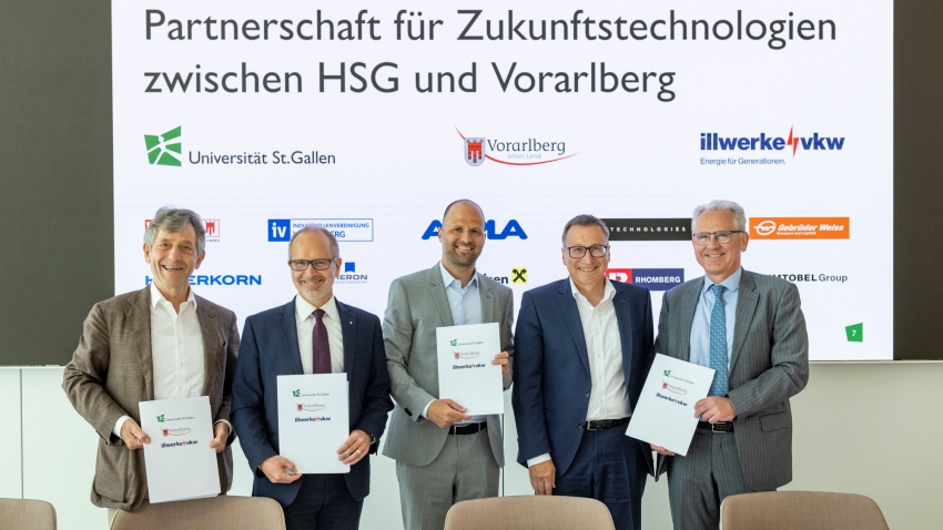 Das Land Vorarlberg, zusammen mit der illwerke vkw AG und die Universität St.Gallen (HSG) unterzeichnen eine Vereinbarung zur verstärkten Kooperation (Bild: HSG).